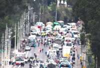 Colisión múltiple entre dos autos y un bus interprovincial causa un trágico saldo en el cantón Mejía.