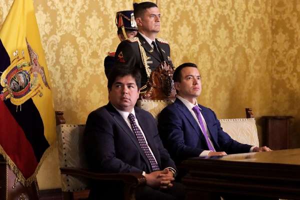 Arturo F&eacute;lix Wong (izq.) fue nombrado por el presidente Daniel Noboa como nuevo ministro de Gobierno.