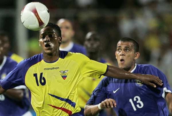 Antonio Valencia se mostr&oacute; molesto por el arbitraje en el partido Ecuador vs Brasil