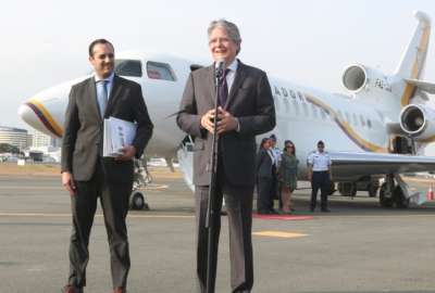 Guillermo Lasso (centro) junto al canciller Juan Carlos Holgu&iacute;n en la visita oficial a M&eacute;xico. 