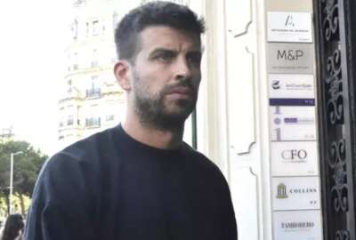 Gerard Piqu&eacute;, muy serio, charl&oacute; con uno de sus hijos en Barcelona