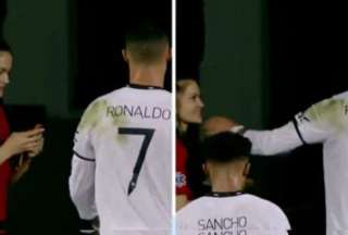 Cristiano Ronaldo reaccion&oacute; con un manotazo al pedido de una aficionada para tomarse una foto