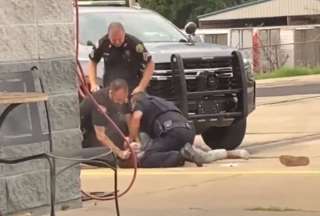 EE.UU.: Suspenden a los polic&iacute;as filmados mientras agred&iacute;an a una persona