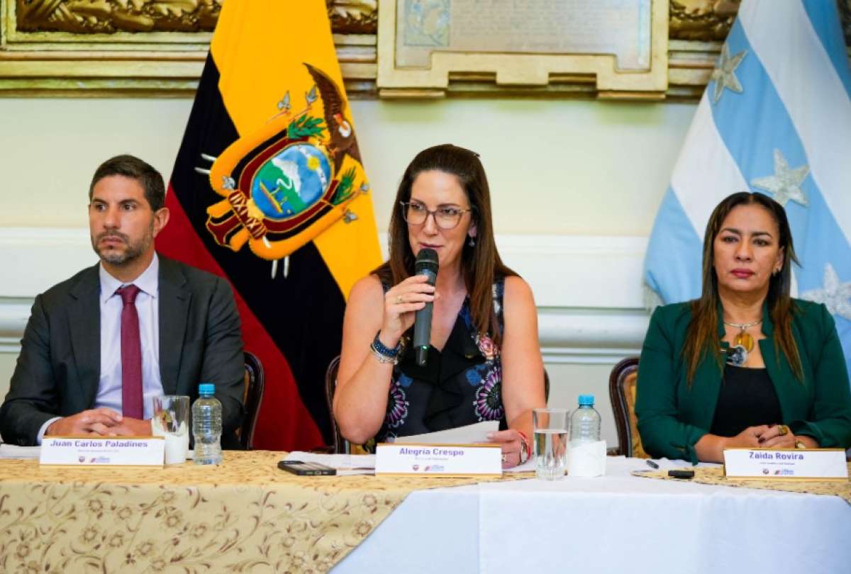 Alegría Crespo (centro), ministra de Educación, brindó detalles del plan en una rueda de prensa en la Gobernación del Guayas.