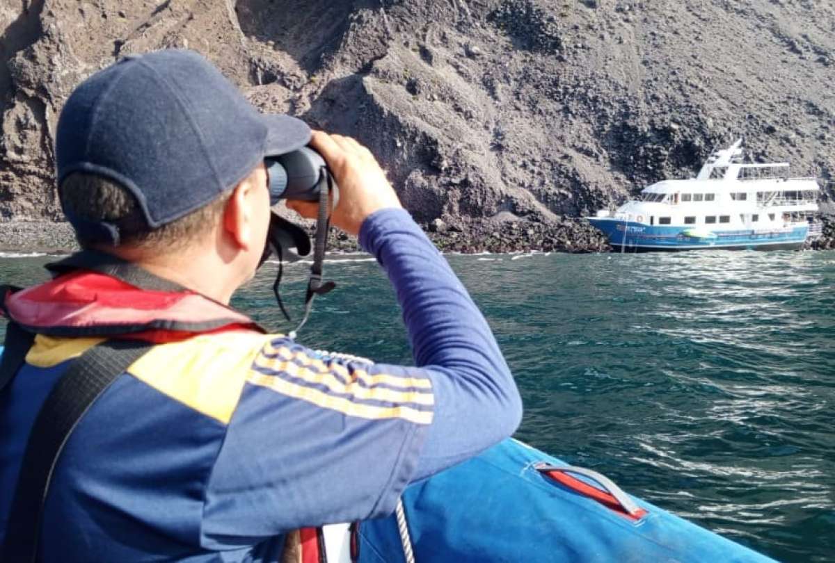 Personal naval y civil realizan acciones para evitar da&ntilde;os por derrame de combustible en Punta Vicente Roca, Gal&aacute;pagos. 