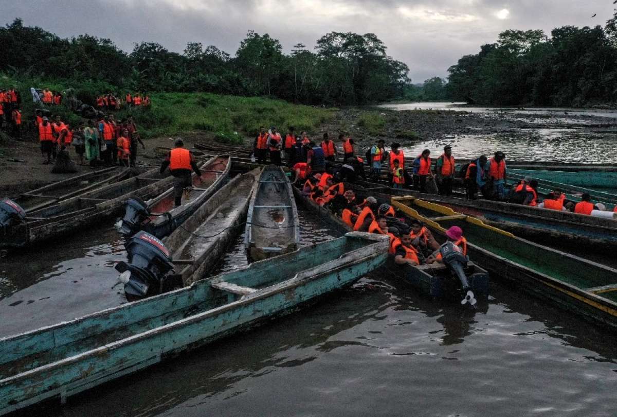 La embarcación naufragó debido a fuertes oleajes en el Caribe panameño.