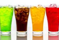 El consumo de bebidas con alto contenido de azúcar representa un riesgo para la salud.
