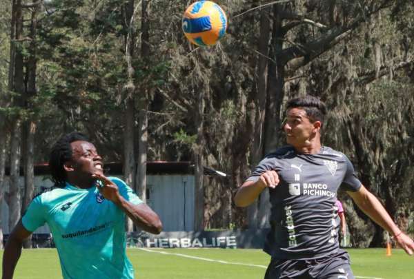 Alexander Alvarado (der.) busca el bal&oacute;n ante Juan Carlos Paredes, en el amistoso en Pomasqui