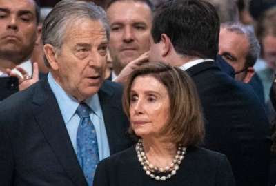 Paul Pelosi (izq.), esposo de Nancy Pelosi (der.), presidenta de la C&aacute;mara Baja de Estados Unidos, tuvo que ser operado por los golpes recibidos.