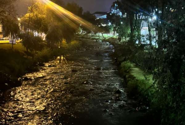 Las lluvias en Cuenca registradas la noche del martes permitieron que los caudales de los r&iacute;os de la ciudad incrementen, aunque no en mayor medida.&nbsp;