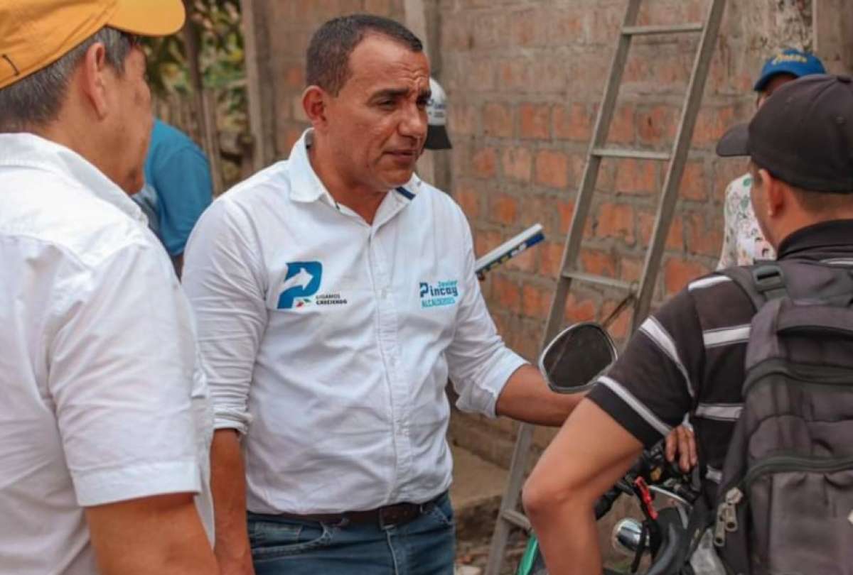 Candidato Javier Pincay vot&oacute; con resguardo policial