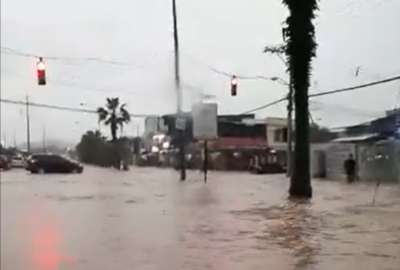  En Guayaquil, Samborond&oacute;n y Dur&aacute;n, la lluvia cubri&oacute; numerosas calles y avenidas. 