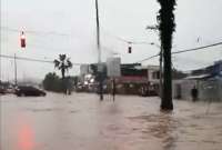 En Guayaquil, Samborondón y Durán, la lluvia cubrió numerosas calles y avenidas.