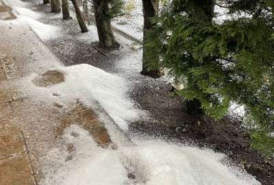 La capital azuaya registr&oacute; una acumulaci&oacute;n de lluvia y granizo. 
