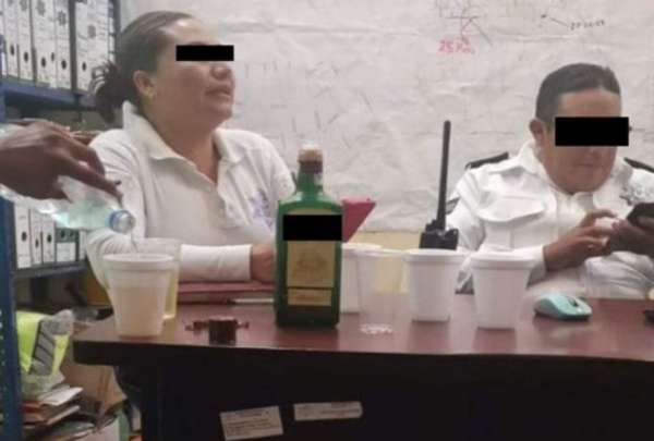 Los polic&iacute;as fueron grabados mientras beb&iacute;an en la oficina