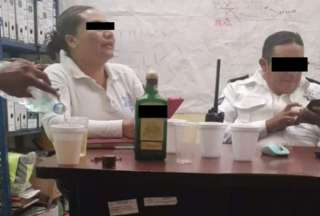 Polic&iacute;as municipales fueron grabados mientras beb&iacute;an en la oficina  &nbsp;