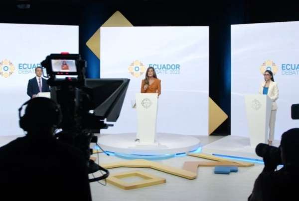 Daniel Noboa y Luisa Gonz&aacute;lez ingresaron a Ecuador tv. 