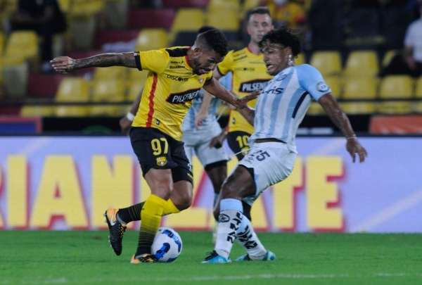 Carlos T&eacute;vez (97) controla el bal&oacute;n durante el partido ante Guayaquil City
