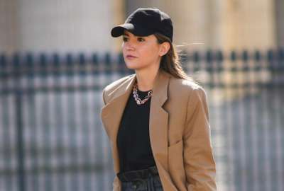 Advierten de los peligros de utilizar gorras oscuras en d&iacute;as soleados