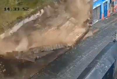 #VIDEO | Colapsa muro de casa patrimonial en el Centro Hist&oacute;rico de Quito