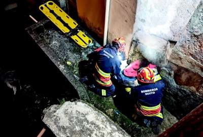 Bomberos rescatan a hombre que cay&oacute; seis metros por una quebrada