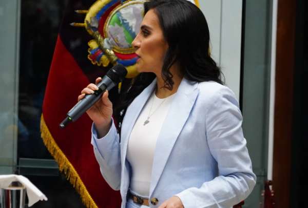 Daniel Len&iacute;n R. se habr&iacute;a desempe&ntilde;ado como asesor de Ver&oacute;nica Abad.