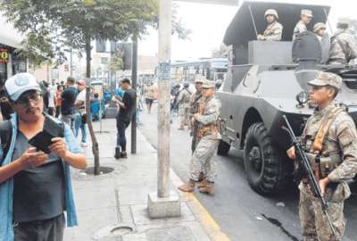 El estado de emergencia en tres distritos de Lima permiti&oacute; que los militares salgan a las calles.