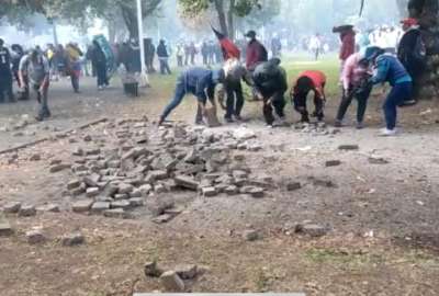 Video muestra c&oacute;mo manifestantes destruyen una acera de adoquines