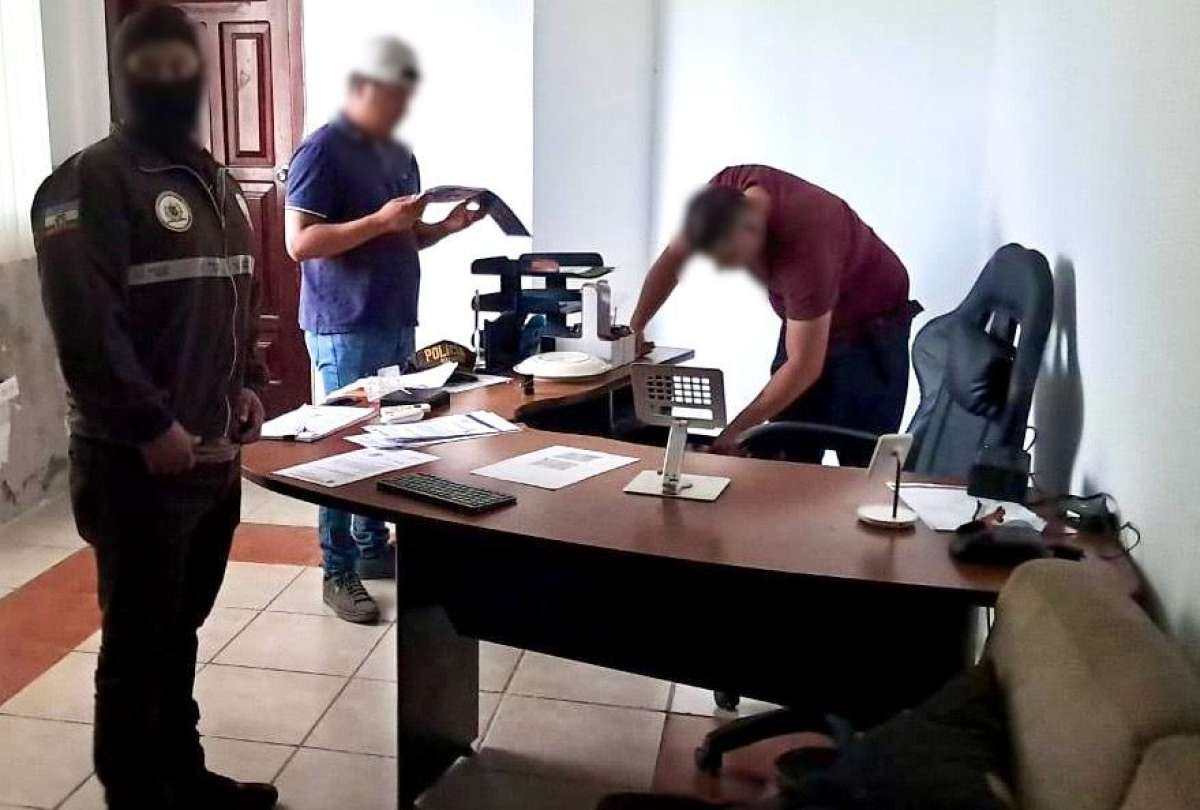 En allanamientos, la Policía Nacional detuvo a 16 personas en Portoviejo, Chone, Pedernales y Bolívar. 