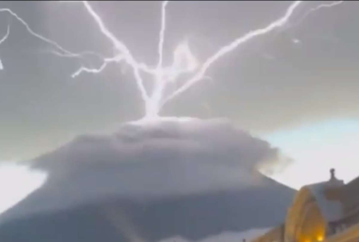 El actual Ministro de Econom&iacute;a, Acisclo Valladares durante una intervenci&oacute;n en una televisora centroamericana.