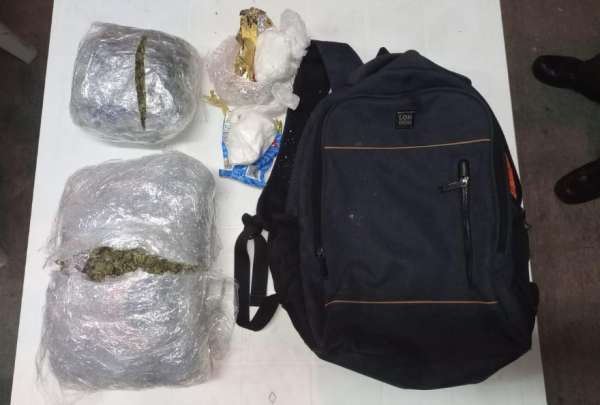 Marihuana y coca&iacute;na fueron halladas en una mochila perteneciente al agente policial.