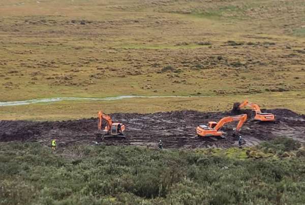 Los trabajos en el sistema La Mica-Quito Sur contin&uacute;an. La maquinaria del Municipio de Quito remueve el material; ma&ntilde;ana se espera equipos del MTOP.