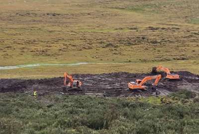 Los trabajos en el sistema La Mica-Quito Sur contin&uacute;an. La maquinaria del Municipio de Quito remueve el material; ma&ntilde;ana se espera equipos del MTOP.