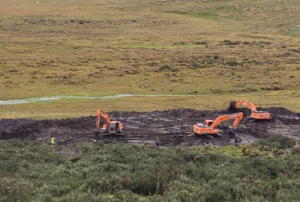 Los trabajos en el sistema La Mica-Quito Sur continúan. La maquinaria del Municipio de Quito remueve el material; mañana se espera equipos del MTOP.