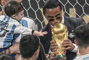FIFA abri&oacute; expediente contra Salt Bae por tocar la Copa Mundial