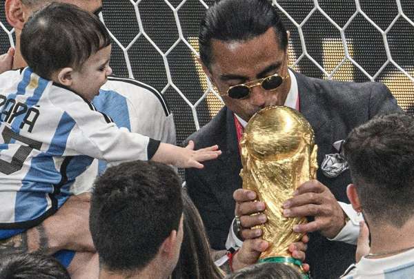 FIFA abri&oacute; expediente contra Salt Bae por tocar la Copa Mundial