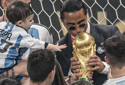 FIFA abri&oacute; expediente contra Salt Bae por tocar la Copa Mundial