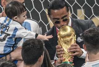 FIFA abri&oacute; expediente contra Salt Bae por tocar la Copa Mundial