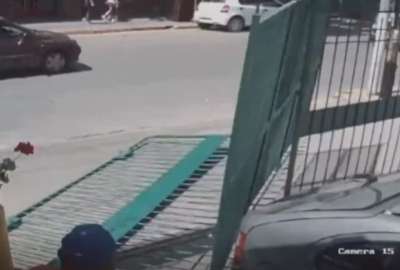 El incidente ocurri&oacute; cuando la conductora, al no poder usar una billetera virtual, embisti&oacute; la estructura con su auto.
