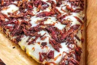 La pizza de chapulines gana seguidores en M&eacute;xico