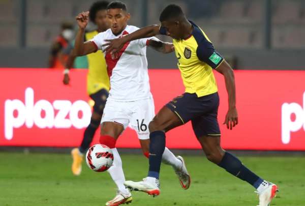 F&eacute;lix Torres protege el bal&oacute;n ante el peruano Christofer Gonz&aacute;les