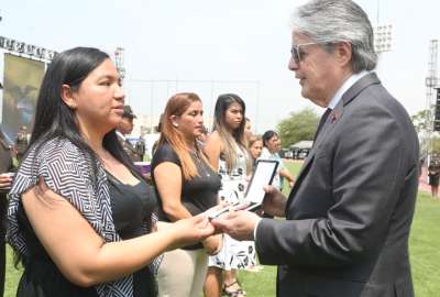 El presidente Guillermo Lasso entreg&oacute; los reconocimientos a los familiares de los polic&iacute;as ca&iacute;dos en servicio. 