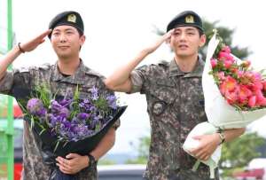 RM (Kim Namjoon) y V (Kim Taehyung) finalizaron oficialmente su servicio militar obligatorio. 