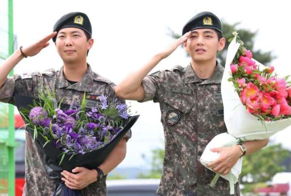 RM (Kim Namjoon) y V (Kim Taehyung) finalizaron oficialmente su servicio militar obligatorio. 