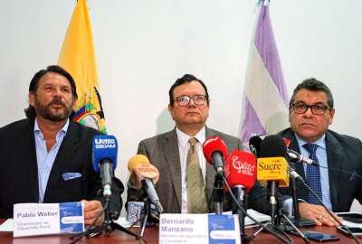 El ministro Bernando Manzano (centro) gestion&oacute; el acuerdo con los ca&ntilde;icultores.