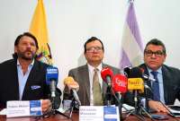 El ministro Bernando Manzano (centro) gestion&oacute; el acuerdo con los ca&ntilde;icultores.