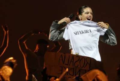 Rosal&iacute;a no pudo contener su felicidad al recibir una camiseta con el nombre de Shakira.