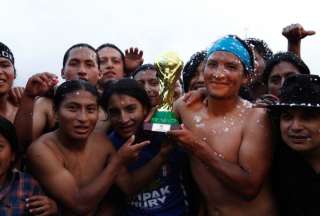 En Peguche, Otavalo, se juega el Mundial de f&uacute;tbol Ind&iacute;gena
