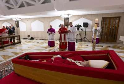 El Vaticano revela las primeras im&aacute;genes del f&eacute;retro del Papa Francisco