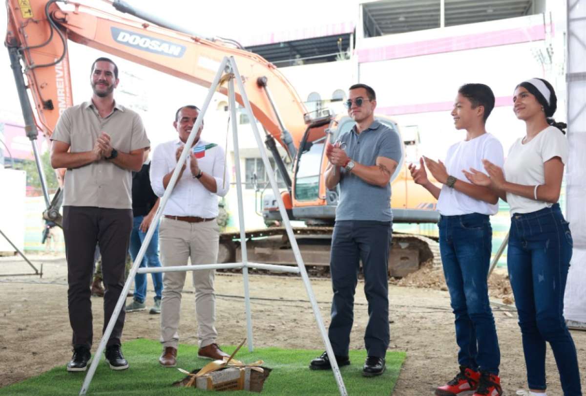 Noboa coloca la primera piedra de la Plaza Memorial San Gregorio en Portoviejo